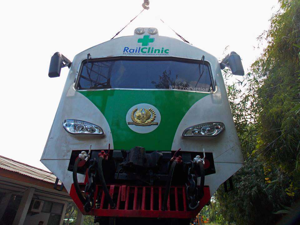 18814263_842866355870174_377545929715124023_n Rail Clinic 3 sedang diangkat menggunakan crane di Stasiun Pidada ( Ikhwan Perdana Berialldy / Baradipat )