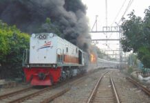 KA Walahar Ekspres Ditabrak Mobil, Perjalanan KA Pasar Senen – Jatinegara Lumpuh KA Walahar Ekspress (Tanjung Priok - Purwakarta) terbakar hebat paca menabrak pickup (Facebook / M Fajar Widianto - Indonesian Railfans)