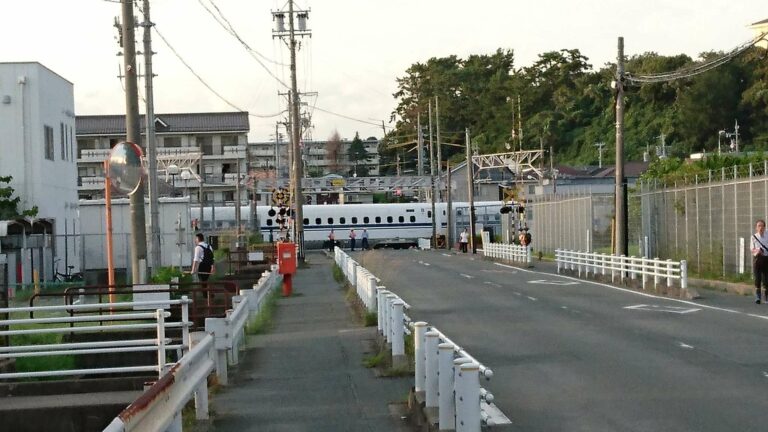 Shinkansen anjlok dan menutupi perlintasan sebidang di Hamamatsu