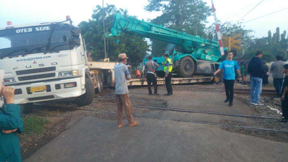 22489847_1921915504490385_3552556781136868292_n Trailer Crane yang "Nyangkut" di PJL 43 (Kereta api Kita)