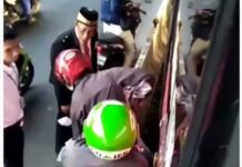 Ingin Cepat, Ojek Online Ini Justru Terjepit Bus Transjakarta