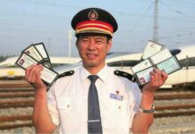 Kejar Impian Masa Kecil, Masinis KA di Tiongkok Ini Berhasil Kuasai Enam Jenis KA! Masinis KA di Tiongkok yang mengantongi enam lisensi KA, Xue Jun | Foto: CGTN Photo