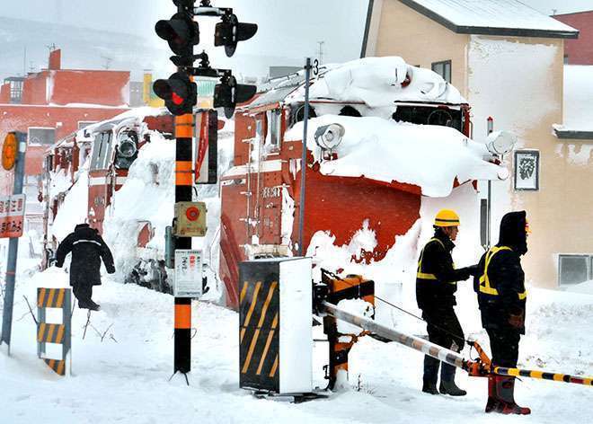 AS20171227002094_comm Kereta Penyapu Salju Anjlok