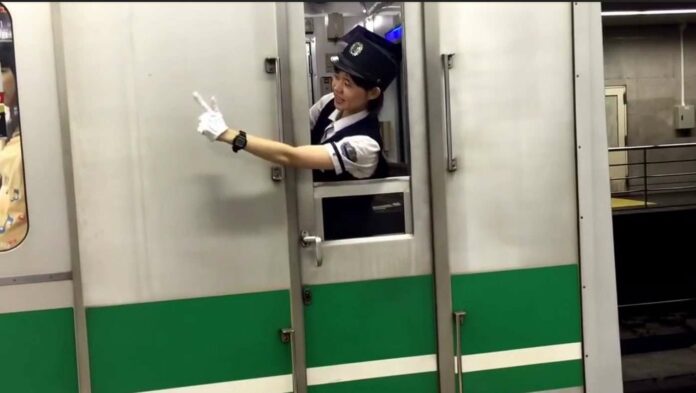 tunjuk-sebut-kondektur-perempuan-osaka-municipal-subway