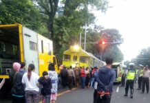 KRD Batara Kresna Menabrak Mobil Hingga Anjlok Di Jalan Slamet Riyadi Batara Kresna Menabrak Mobil Hingga Anjlok