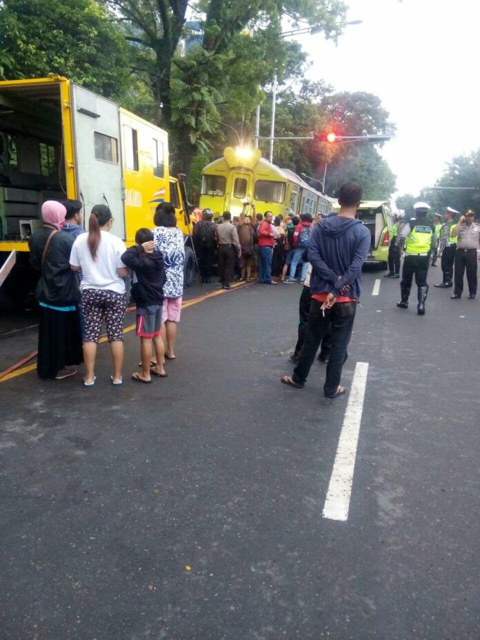 WhatsApp Image 2018-01-25 at 10.53.54 Batara Kresna Menabrak Mobil Hingga Anjlok