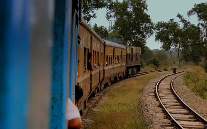 1024px-YANGON_CIRCULAR_RAILWAY_MYANMA_JAN_2013_(8493581492) Jalur Kereta Di Myanmar