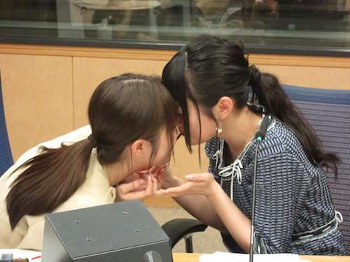 Yui Ogura dan Rina Hidaka Makan Pocky Bareng Yui Ogura dan Rina Hidaka Makan Pocky Bareng