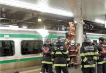 Atap KRL Terbakar di Stasiun Sendai, Jalur Tohoku Terganggu Sejumlah petugas pemadam kebakaran yang tengah memeriksa dampak kebakaran pada rangkaian di peron stasiun Sendai. (Kahoku.jp)