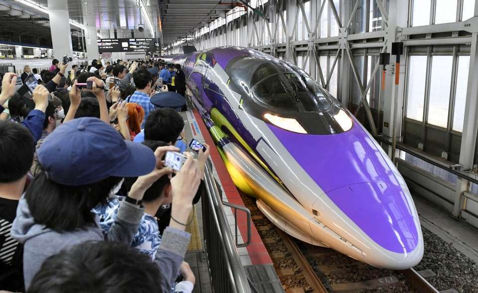 photo_l Sejumlah penggemar yang melepas perjalanan terakhir Shinkansen Evangelion | Sumber: Kyodo News