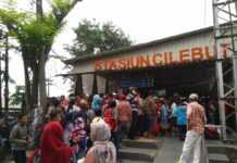 Akibat Pembaruan Sistem Tiket, Pengguna KRL Commuter Line Alami Antrian di Stasiun