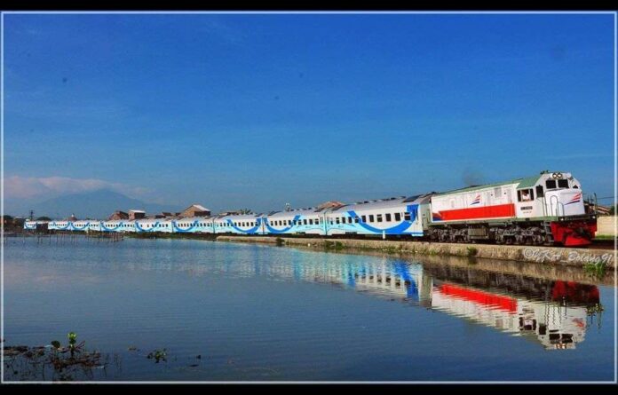 KA melintas di area dekat stasiun Semarang Tawang