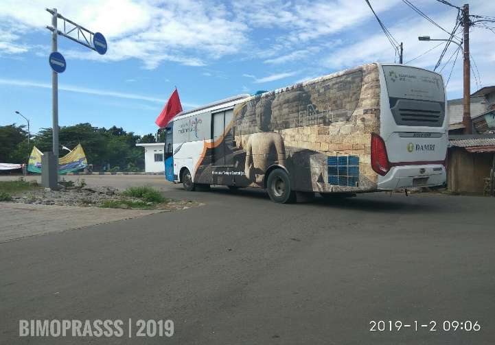 Layanan bus Bandara Soekarno-Hatta oleh DAMRI dengan nomor 5656 Memasuki Terminal Pondok Cabe | Sumber: Bimo Prasetyo