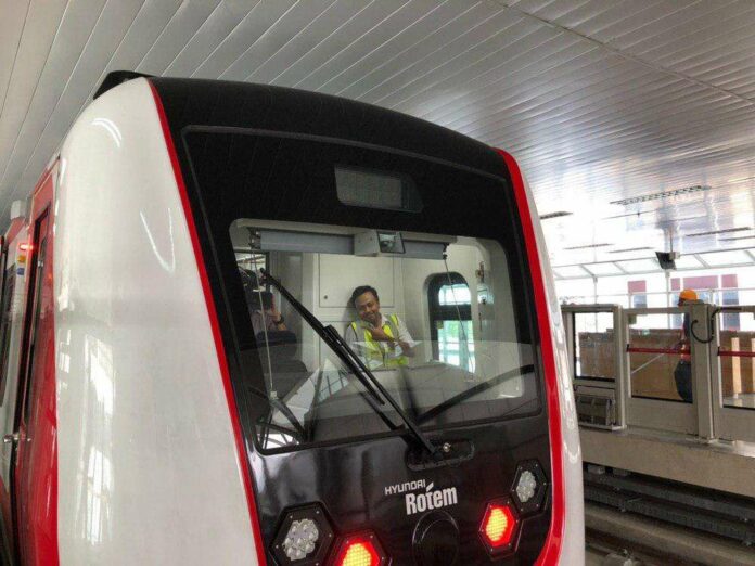 lrt-jakarta-driver-velodrome-station skybridge transjakarta