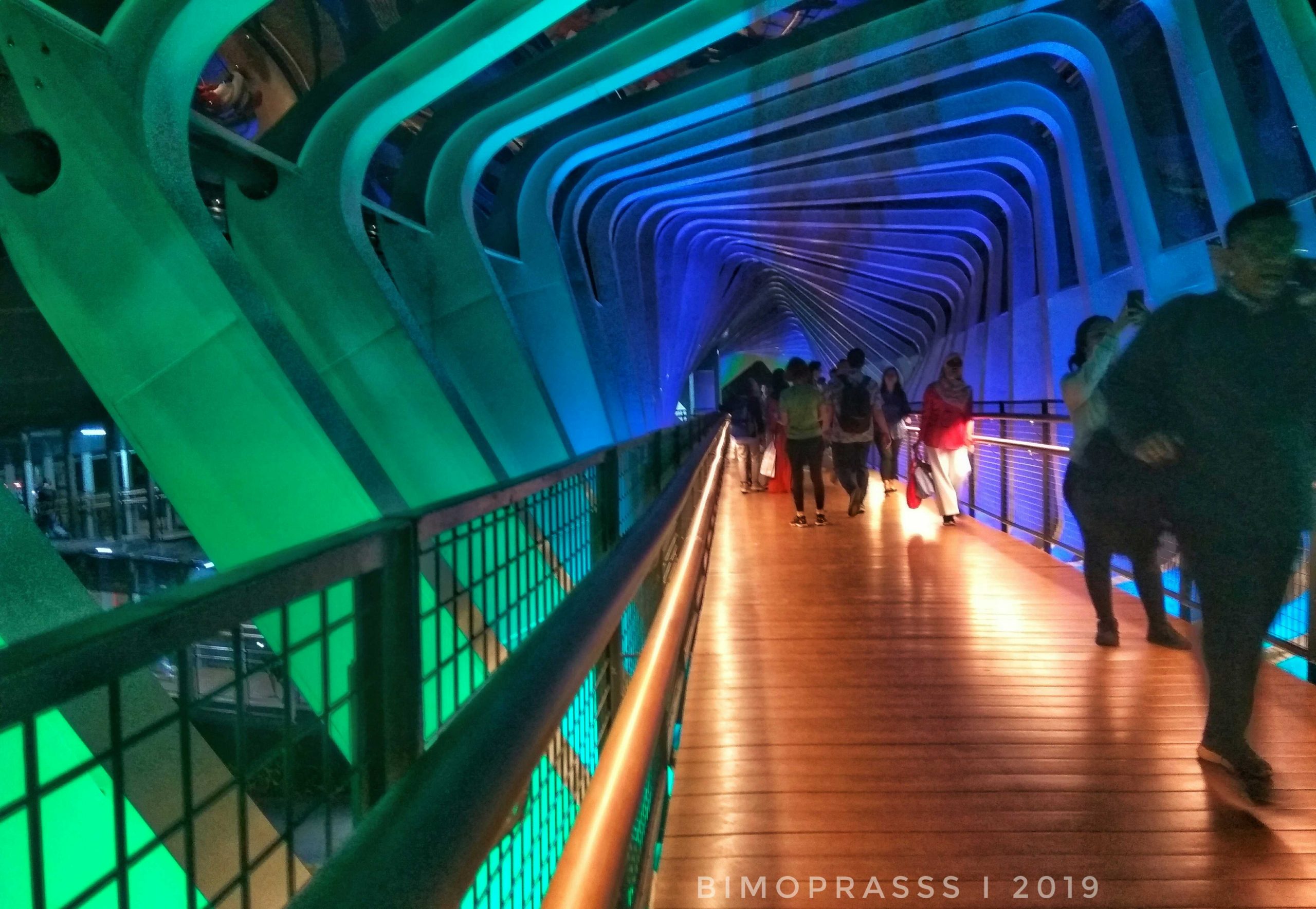 IMG_20190228_195450-01 Suasana diatas Jembatan Penyeberangan orang Gelora Bung Karno, Tampak lebih modis dan kekinian | foto: Bimo Prasetyo