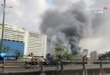 Perjalanan KRL lewat Kampung Bandan Sempat Lumpuh Akibat Kebakaran