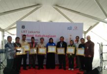 LRT Jakarta Berbagi Kebahagiaan Di Stasiun Pulomas stasiun pulomas