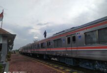 Waduh! Dikirim ke Jogja, KRL JR 205 Malah Nyerempet Jembatan krl nyerempet jembatan