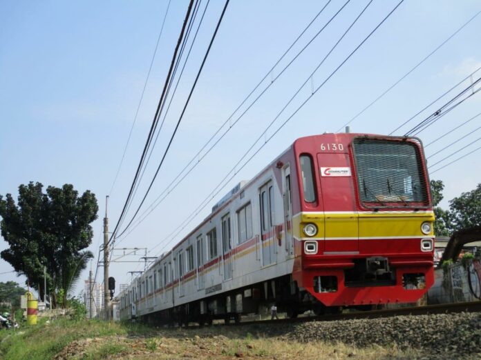 Sebuah kereta kci tokyo metro 6000 mengalami anjlokan