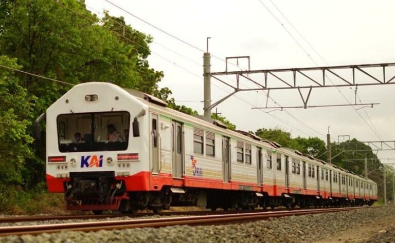 KCI Kelola dan Operasikan KA Lokal Merak dan Prameks