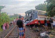 Bus Pariwisata Tabrak KA Rapih Dhoho