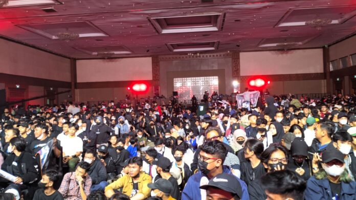 FFMLS7GF_crowd