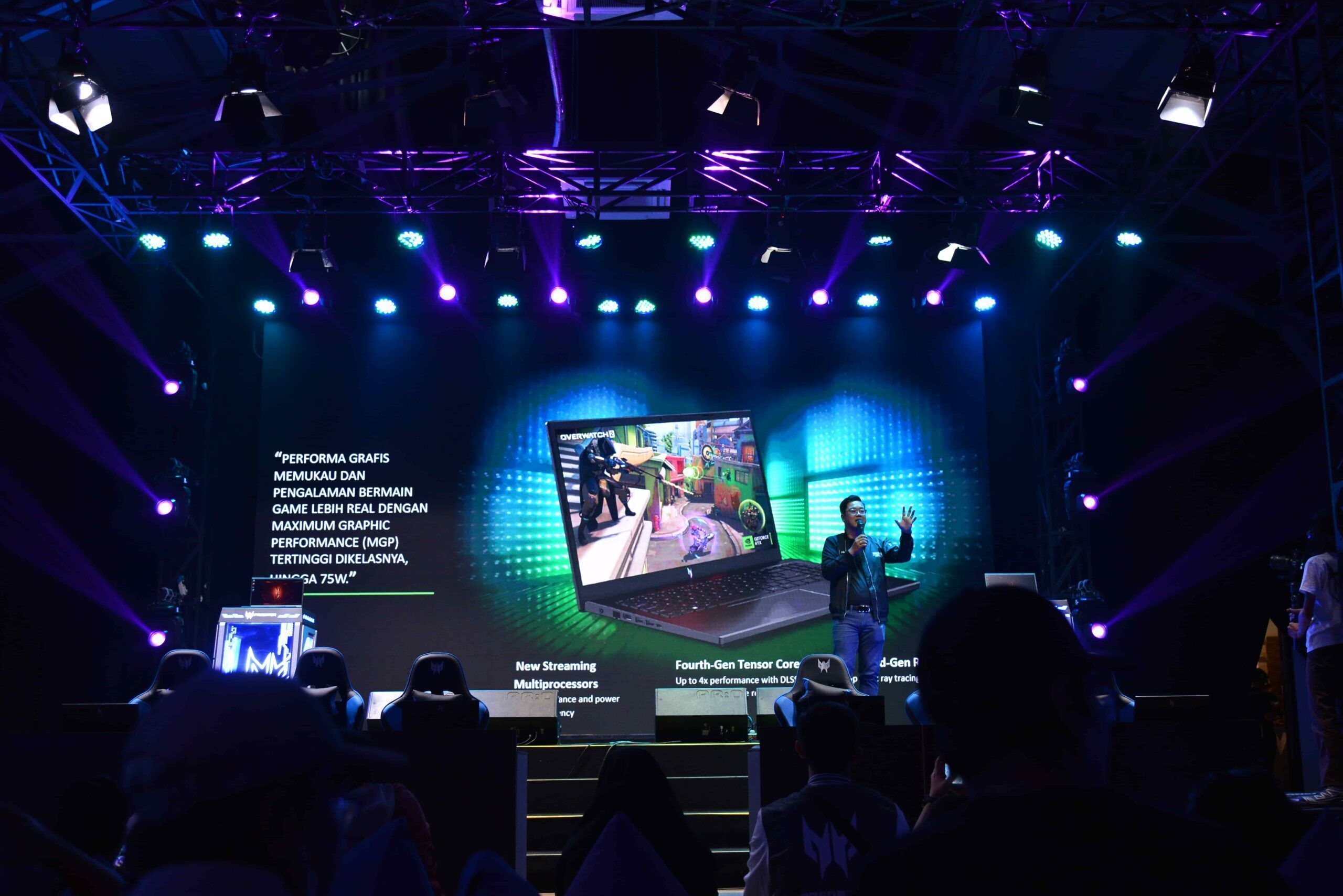 Andreas Lesmana sedang memperkenalkan Nitro V 15 pada Community Meet Up