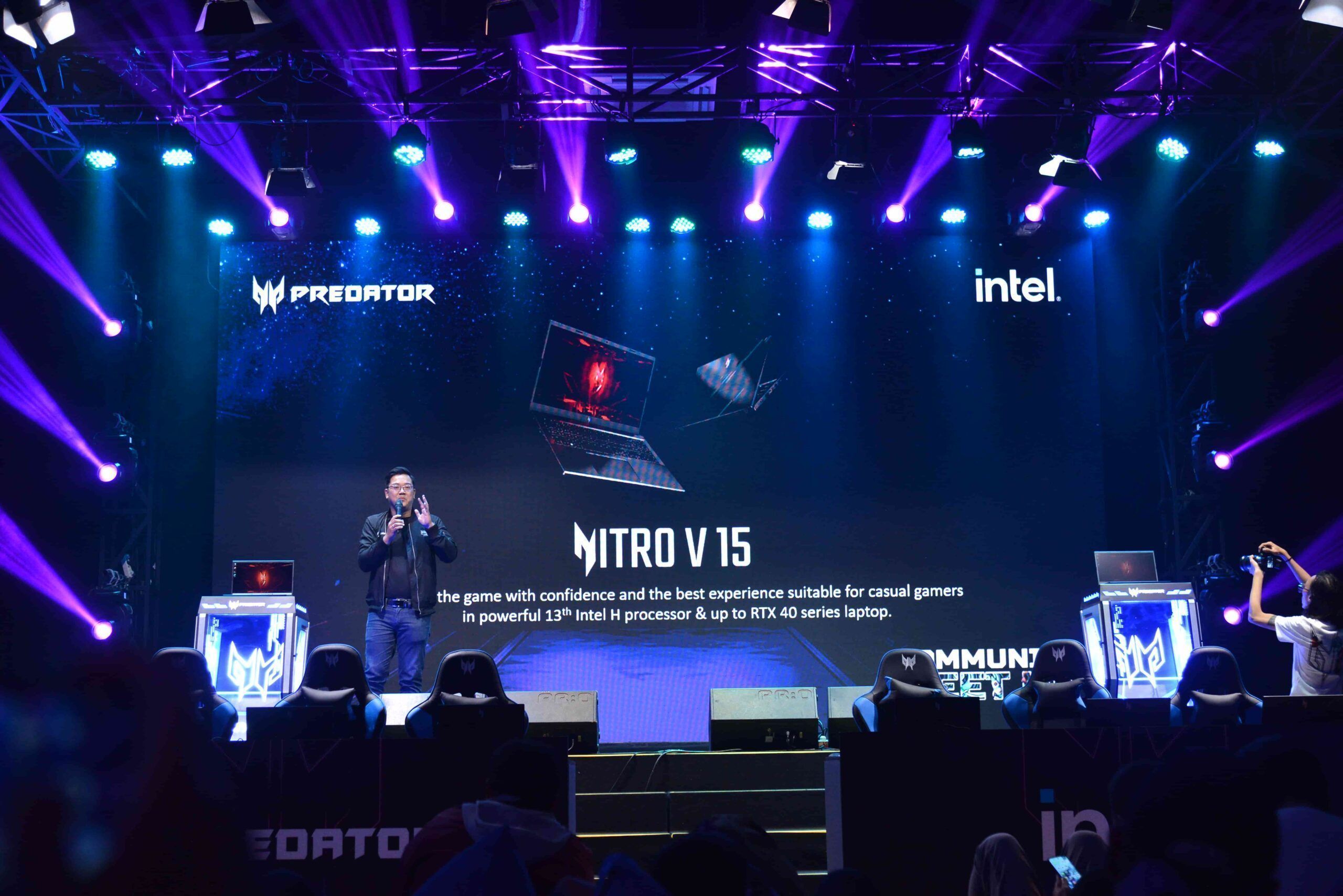 Andreas Lesmana sedang memperkenalkan Nitro V 15 pada Community Meet Up