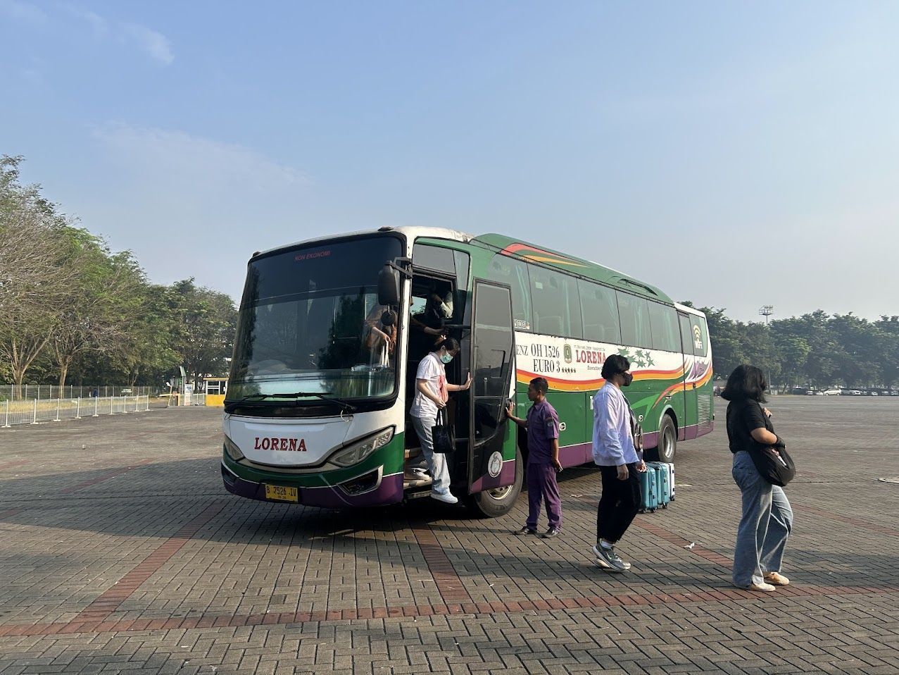 Shuttle Bus disediakan oleh panitia untuk mengangkut pengunjung dari dan ke stasiun KRL Cisauk.