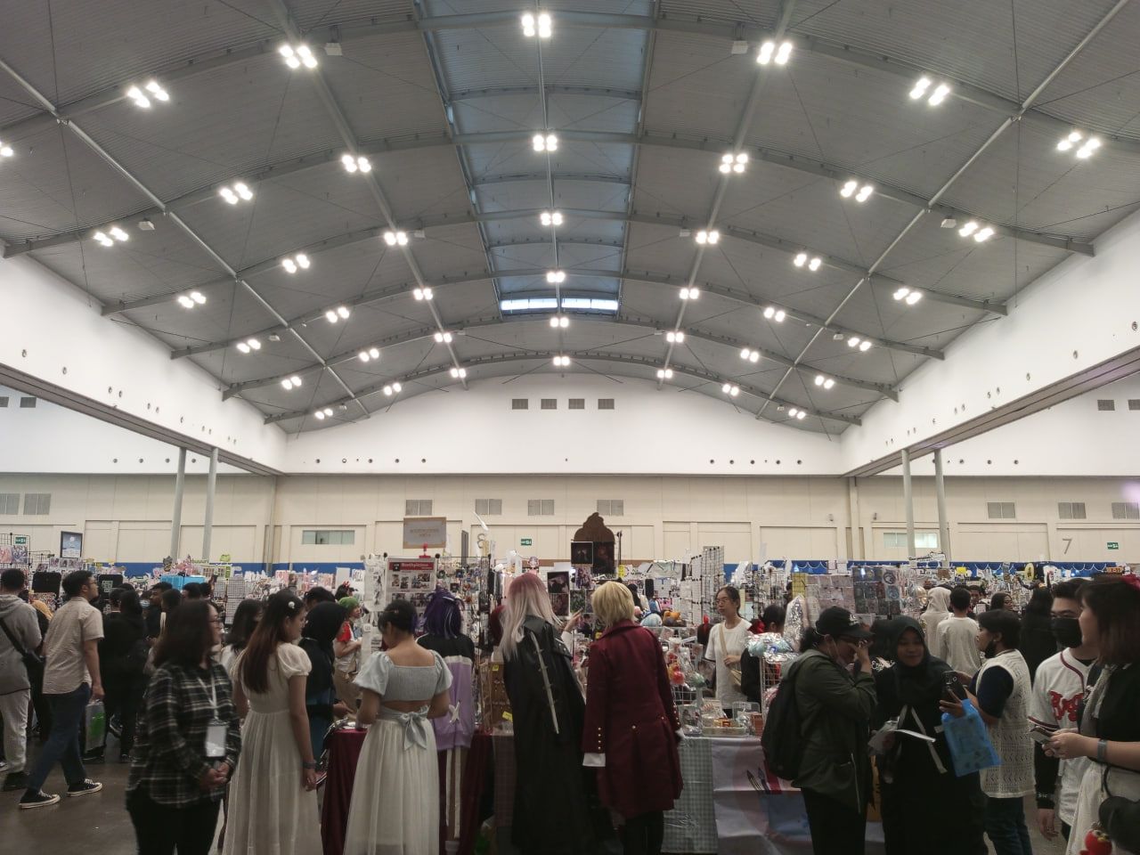 Suasana aktivitas jual-beli di dalam Comifuro 18. (Razif K))