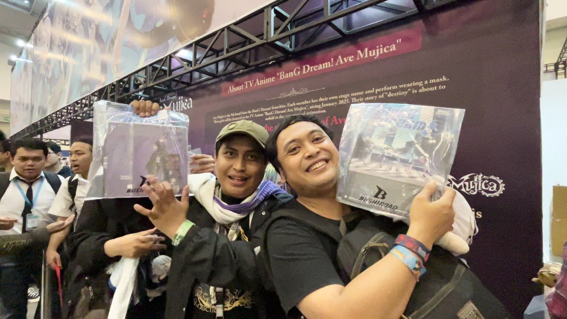 Amirul mengantre sejak jam 4 pagi demi membeli merchandise edisi terbatas di Bushiroad Expo dalam Comifuro 18. (Kevin W)