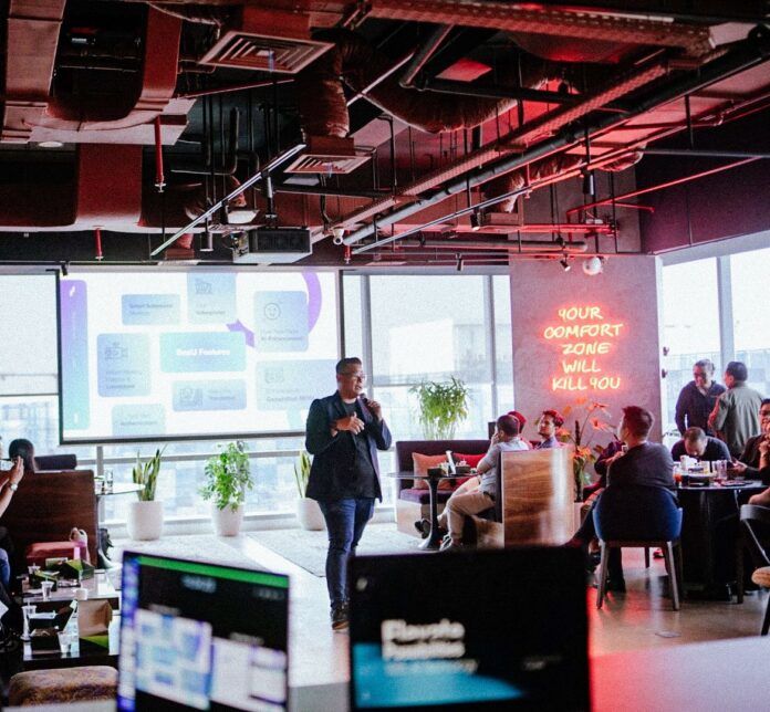 Bapak Rafael Ibrahim selaku CEO AJARI TECHNOLOGIES LearnXpert dan SeeU