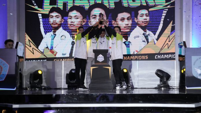 Tim SMAN 1 Kelapa Mengangkat Trophy GYC 2024 Free Fire