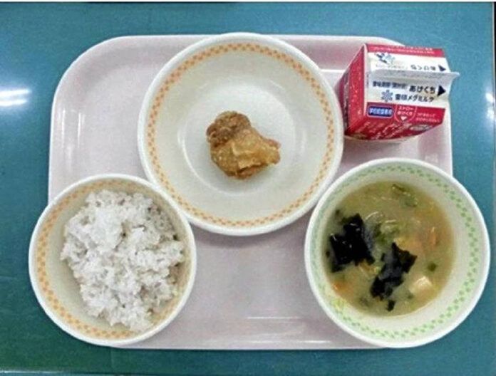 Makan siang sekolah Jepang