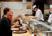 Rumah Makan di Jepang Kebingungan Karena Banyak Turis Asing yang Memberi Tip