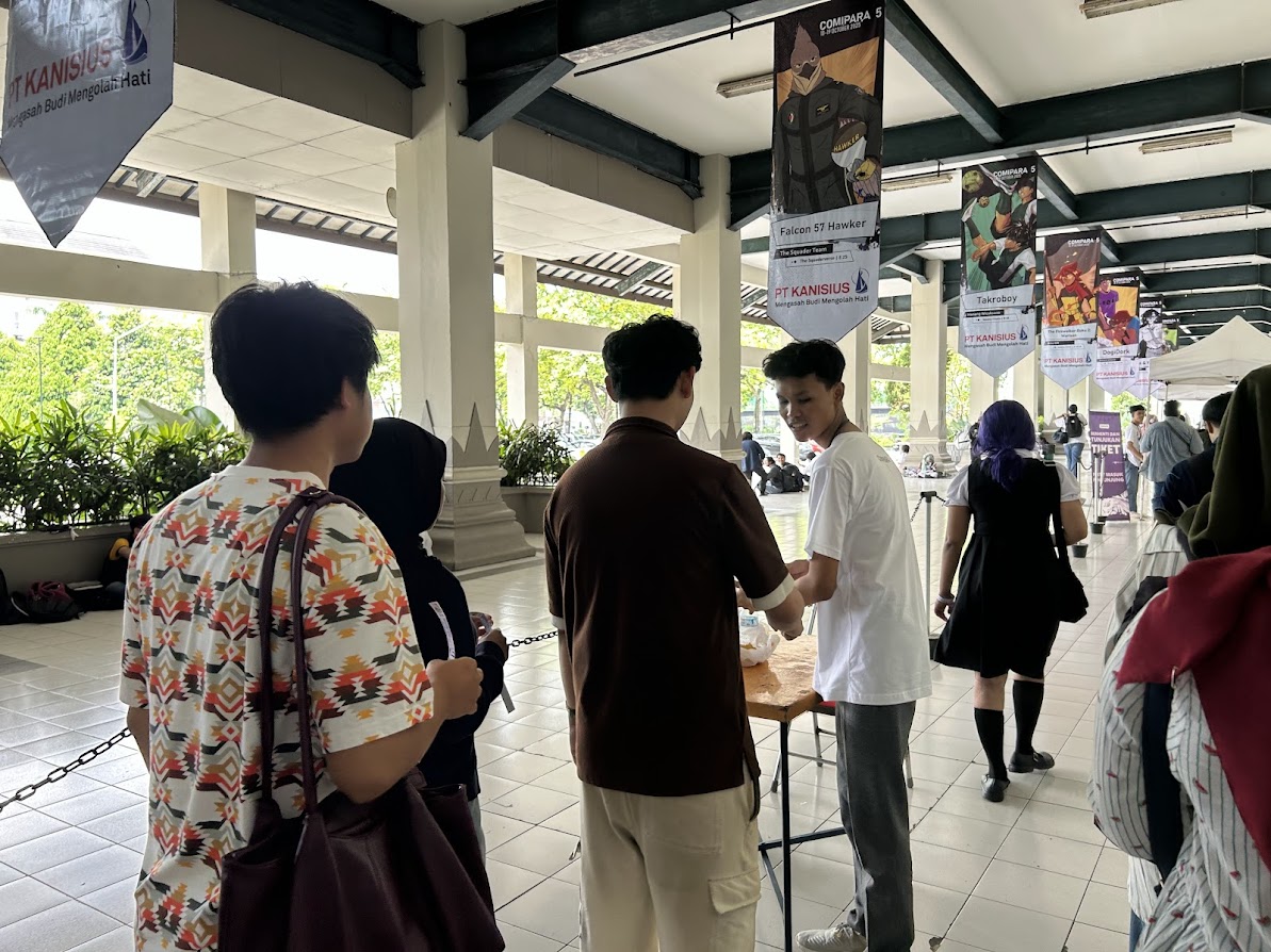 Petugas melakukan pemasangan tiket dan pengecekan barang di Comipara 5. (Kevin W)