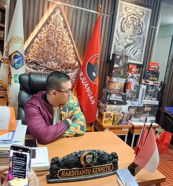 Bang Ken Sambil melihat Figurnya