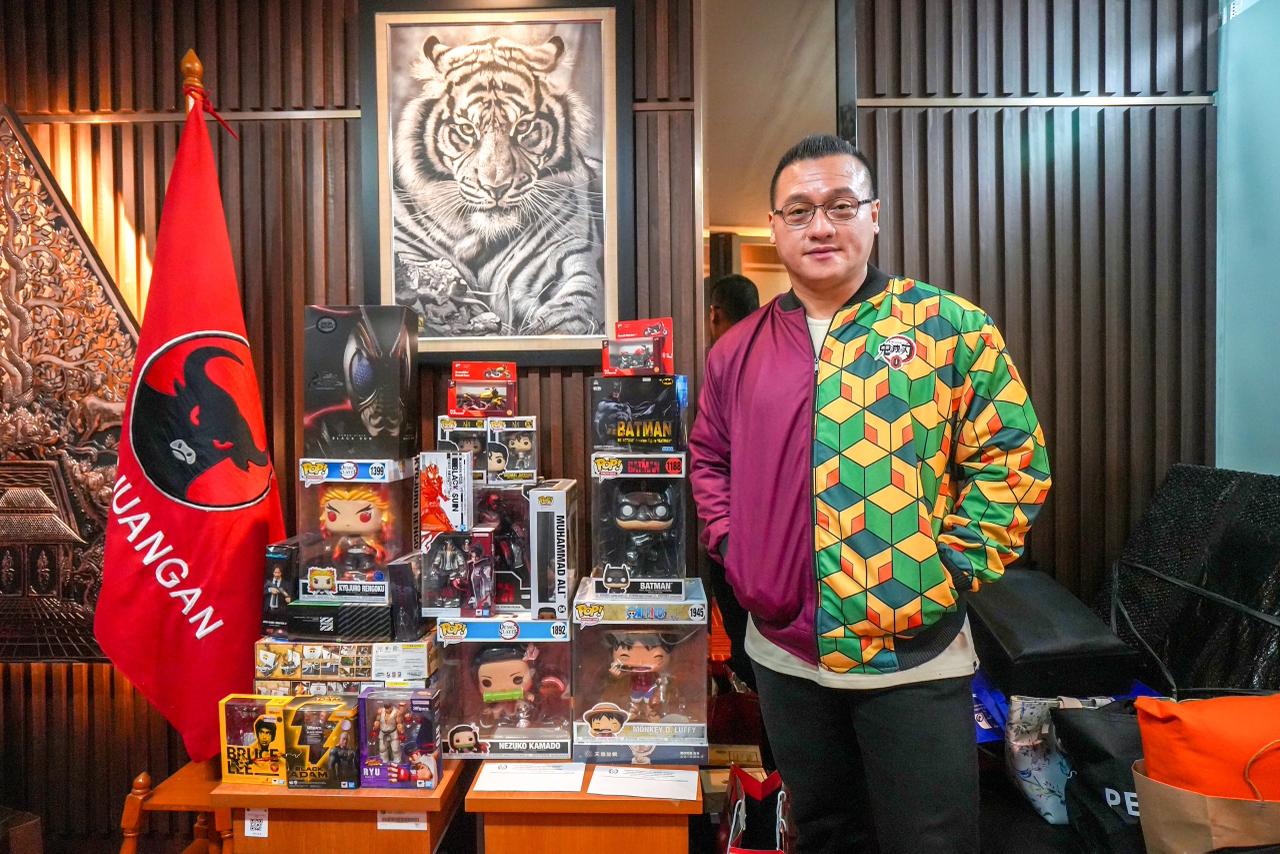 Bang Ken dengan koleksi figurnya